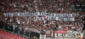 Im Hinspiel in Stuttgart provozierten Pauli-Fans mit dem gezeigten Plakat die Stuttgarter Anhängerschaft. Bild: Ludwigsburg24 / Robin Rudel